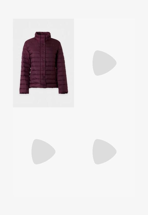 Chaqueta acolchada de color púrpura oscuro con cuello alto y cierre frontal de botones a presión, mostrada sobre un fondo claro y liso.; Camiseta blanca de manga corta con cuello redondo, corte relajado, hecha de suave tela de algodón. Textura lisa, sin estampados ni logotipos.; Jeans de tiro alto, de pierna ancha y de color azul oscuro, con bolsillos frontales, botón y cierre de cremallera, exhibidos sobre un fondo liso.; Zapatilla de cuero blanca con logo V de goma negra. Suela texturizada en blanco roto, cordones blancos y detalle en el talón trasero con el nombre de la marca en negro.