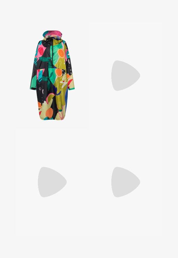LAURASØN 3X FUNKTION PRINT KAPUZE  ZIPPER  - Parka - salsa; Pull en maille coloré avec col en V et manches longues, orné d’un motif patchwork dans des tons jaunes, bleus, rouges et gris.; Materiel DIAGONAL GATHERED SKIRT - Jupe crayon - golden hour; Bottine western en noir, violet métallisé et nude. Elle présente un bout pointu, un talon bloc, des découpes décoratives et des accents côtelés verticaux.
