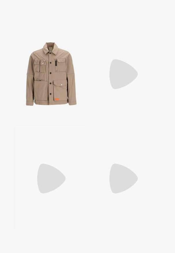 Veste utilitaire beige avec plusieurs poches, fermeture éclair et une poche zippée. Texture lisse, design structuré, avec une étiquette orange contrastante.; T-shirt henley à manches longues en tissu côtelé beige clair, avec un col en V, une patte de boutonnage à trois boutons et des manches à poignets. Étiquette logo rouge à l'ourlet.; Pantalon cargo beige avec plusieurs poches, y compris des poches à rabat et zippées, avec une fermeture avant à boutons et zip.; Baskets de course beiges présentant une combinaison de matériaux en daim et en maille, avec un col rembourré et une semelle intermédiaire blanche accompagnée d'une semelle extérieure marron texturée.