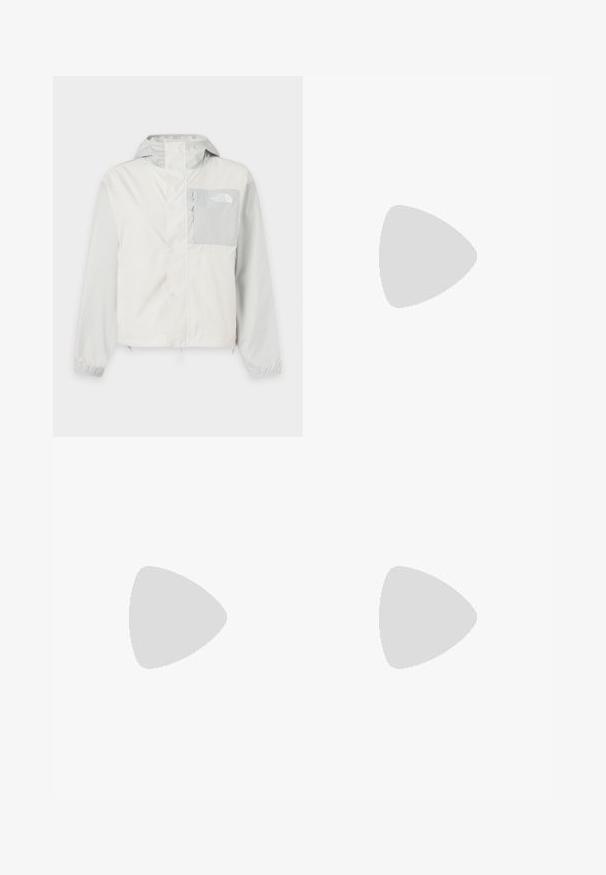 Svetlosivá vonkajšia bunda s kapucňou, zipsom a klopou, náprsné vrecko na zips a elastické manžety. Logo The North Face na náprsnom vrecku.; Čierne bavlnené tričko s modrou grafikou medveďa a pandy s lesom v pozadí. Krátke rukávy a okrúhly výstrih.; Čierna sukňa do A s elastickým pásom a nastaviteľným šnúrkovým sťahovaním, dĺžka po kolená, jednoduchý dizajn s bočnými vreckami.; Béžové topánky s červenými šnúrkami sú položené na modrej textúrovanej ploche, pričom čiastočne odhaľujú členok osoby. Topánky majú športový dizajn.