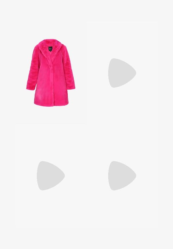 Syntetisk pelsfrakke i lys pink, med sjalskrave, lange ærmer og lige snit, samt en blød, plysset tekstur.; Ahluwalia ROSIE RUFFLE DRESS - Jerseykjole - red/pink; Gule, fluffy støvler med rund tå, tekstureret stof og grøn gummisål. Har gule snørebånd og en marineblå accent omkring tåen.; Guldtonet armbånd med rektangulære lyserøde sten, tæt sat i en metalramme, med en glat overflade og en sikker lås.