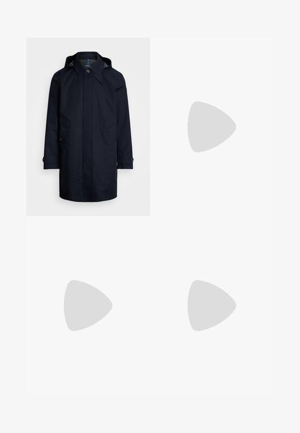 Manteau imperméable bleu marine avec capuche, fermeture à boutons, deux poches avant et détails à onglet aux poignets. Fini extérieur lisse.; Polo beige à manches courtes, col classique, trois boutons devant et texture douce. Dispose d'une coupe décontractée et ample.; Jeans en denim bleu foncé, design à jambe droite, style à cinq poches, couture visible et fermeture à bouton classique. Effet de délavage léger sur le tissu.; Baskets en cuir blanc avec un embout arrondi, une semelle plate et un laçage à l'avant. Présentent des détails de couture et un col rembourré pour plus de confort.