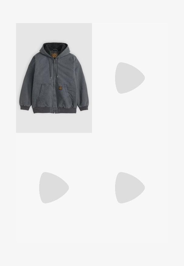 Chaqueta con capucha gris oscuro y cremallera, con bolsillos delanteros, puños y bajo acanalados y un forro suave de forro polar dentro de la capucha.; Camiseta sin mangas de algodón blanco con un logotipo negro de Levi's en el centro. Diseño simple con cuello redondo y sisas anchas.; Pantalones de pierna ancha en denim oscuro con un desvanecimiento gradual. Cuentan con una cinturilla elástica con cordón. Textura suave con patrones de desgaste sutiles.; Zapatilla blanca con acentos en negro y gris, que presenta una puntera texturizada en gris, suela de goma negra y cordones planos blancos. Diseño limpio, estilo minimalista.