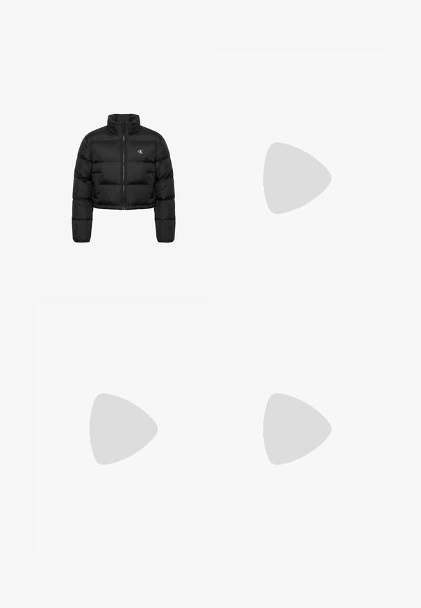Schwarze, kurz geschnittene Steppjacke mit hohem Kragen, langen Ärmeln, Frontreißverschluss und kleinem weißem "cK" Logo auf der linken Brust.; Schwarzes, geripptes Langarmkleid mit hohem Kragen und rechteckigem Calvin Klein-Logo-Patch auf der Vorderseite. Einfaches, figurbetontes Design.; Schwarze Leder-Ankle Boots mit spitzem Zehenbereich, Blockabsatz und einem Riemen mit einem metallischen Logodetail. Glatte Textur und minimales Design.; Schwarze, strukturierte Lederhandtasche mit einem Tragegurt und silbernem Calvin Klein-Logo auf der Vorderseite, Reißverschluss an der Seite.