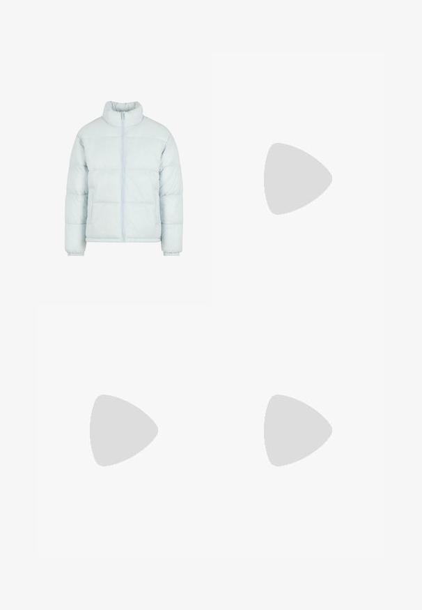 Lichtblauwe pufferjas met een hoge kraag, ritsluiting en elastische manchetten. Bevat gequiltte panelen en een gladde, textuurstof.; Lichtgrijs t-shirt met korte mouwen, gemaakt van soepel katoen, met een ronde hals en een relaxed pasvorm zonder zichtbare patronen of logo's.; Blauwe cargobroek van katoen, met een trekkoord in de taille, twee zijzakken en een losse pasvorm met boorden bij de enkels.; Witte sportschoenen met een gestructureerd bovenwerk, een zilveren swoosh-logo, meshpanelen en een opvallende gesegmenteerde witte zool.