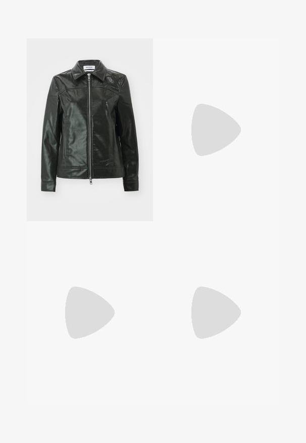 Chaqueta de cuero negro con un acabado brillante, cierre de cremallera en la parte delantera y collar puntiagudo. Presenta bolsillos laterales y detalles de costura en los hombros.; Suéter negro de cuello alto recortado en una suave tela texturada, con mangas largas y detalles acanalados en el cuello y el dobladillo.; Jeans de mezclilla negra con un corte relajado, que cuentan con cinco bolsillos, cierre de botón y un ligero desgastado. La tela tiene una textura suave y resistente.; Zapatilla de cuero negro con acabado texturizado, punta redonda y suela de plataforma gruesa. Presenta costuras de acento amarillas y logotipo de la marca en el lateral.