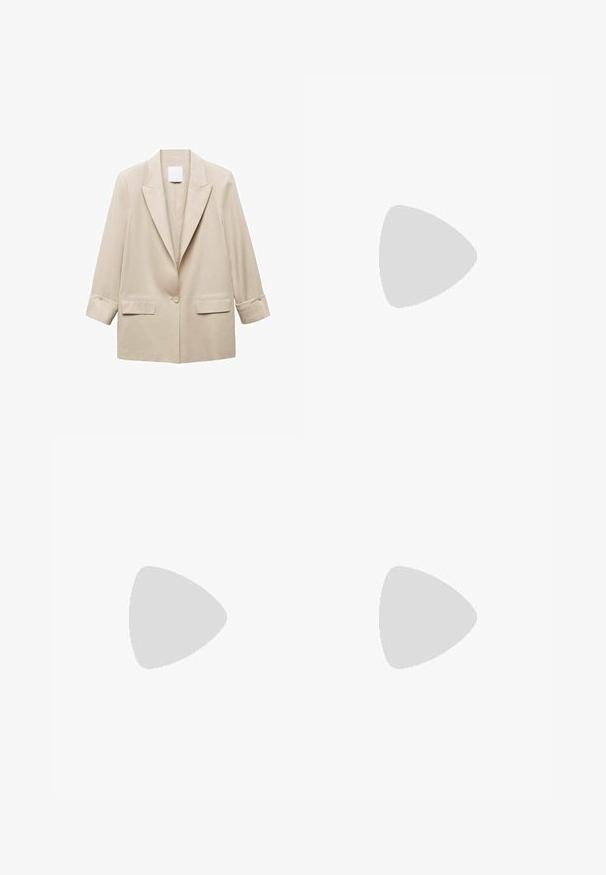 Bežna blazer jakna na jednoklop, z izrezanimi klapnimi, dvema žepekoma in rokavi do zapestja z gumbi.; Bela brezrokavna blazerica s petimi bež gumbi spredaj, v kombinaciji s hlačami širokega kroja, vse iz lahkotnega materiala.; Rjava ravna sandal z tankimi trakovi, zanko za prst in trak okoli gležnja z majhno zlato zaponko, na črnem podplatu.; Pravokotna tan tkan ročna torba z dvema dolgima gladkima ročajema in odprtim mrežastim vzorcem po celotnem telesu torbe.