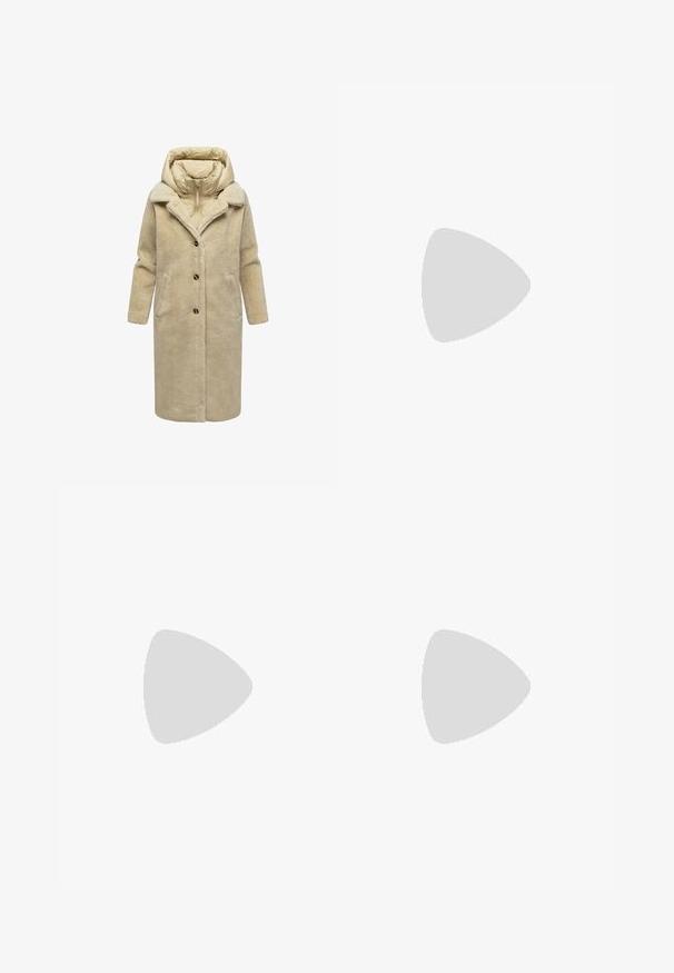 Beige nepleerjas met een afneembare dons capuchon, lange mouwen, twee voorkruine zakken en donkere knopen. Zachte textuur en middellange snit.; Crème-kleurige gebreide hoodie met een losse pasvorm, geribde zoom en oversized mouwen. Heeft een brede halslijn en een subtiele textuur overal.; Bruine, wijde gebreide broeken van textuurstof, met een elastische tailleband en een losse pasvorm voor comfort.; Beige suède enkellaars met een ronde neus, gestikte accenten en een gestructureerde bruine rubberen zool. Beschikt over een trekband aan de achterkant.