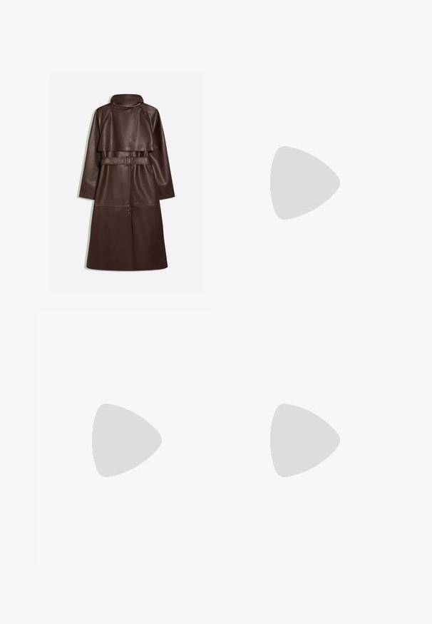Dunkelbrauner langer Trenchcoat aus Kunstleder mit weitem Gürtel und Rückenpasse, von hinten vor weißem Hintergrund gezeigt.; Off-white Langarmpullover mit weitem Rundhalsausschnitt und leicht ausgestellten Ärmeln, aus weichem Strickstoff gefertigt.; Olivgrüne High-Waist-Hosen mit Gürtelschlaufen, vorderen Falten, Seitentaschen und weitem Bein, flach auf weißem Hintergrund präsentiert.; Dunkelbrauner Mule mit offenem Zehenbereich, niedrigem gebogenem Absatz und breitem Riemen vorne.