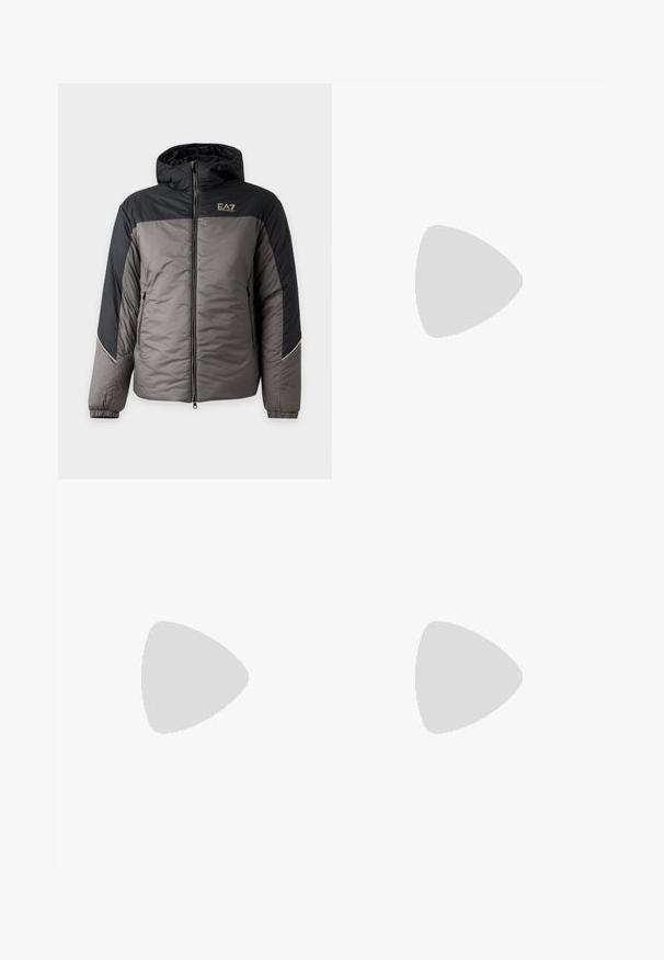 Veste matelassée à capuche pour homme en gris et noir avec fermeture éclair devant et logo EA7 Emporio Armani sur la poitrine.; Polo beige à manches longues avec trois boutons et un petit logo noir "EA7 Emporio Armani" sur le côté gauche de la poitrine.; Legging noir slim avec ceinture élastique, présenté à plat sur un fond blanc.; Baskets basses en cuir noir avec surface texturée, lacets noirs et semelle en caoutchouc épaisse, présentées de côté sur un fond clair.