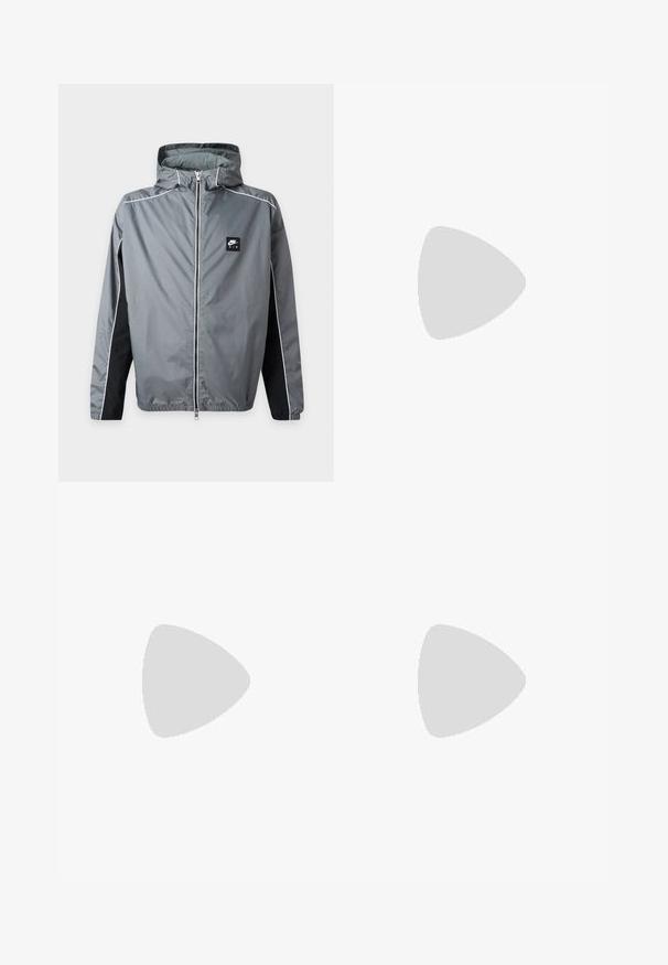 Šedá kapucňová bunda Nike Air s plným predným zipsom, čiernymi bočnými panelmi, bielymi lemami a elastickými manžetami zobrazená na jednofarebnom pozadí.; Tmavošedé tričko vyrobené z mäkkej, štruktúrovanej látky. Má klasický okrúhly výstrih a krátke rukávy so subtílnym vzorom. Žiadne viditeľné logo.; Čierne ľahké nohavice s elastickým pásom, sťahovacou šnúrkou, bočnými vreckami na zips, vystuženými kolenami a zipsami na členkoch.; Čierna teniska s hnedou podrážkou sa javí, akoby sa vznášala nad béžovým kobercom, pred dreveným konferenčným stolíkom so stohovanými knihami.