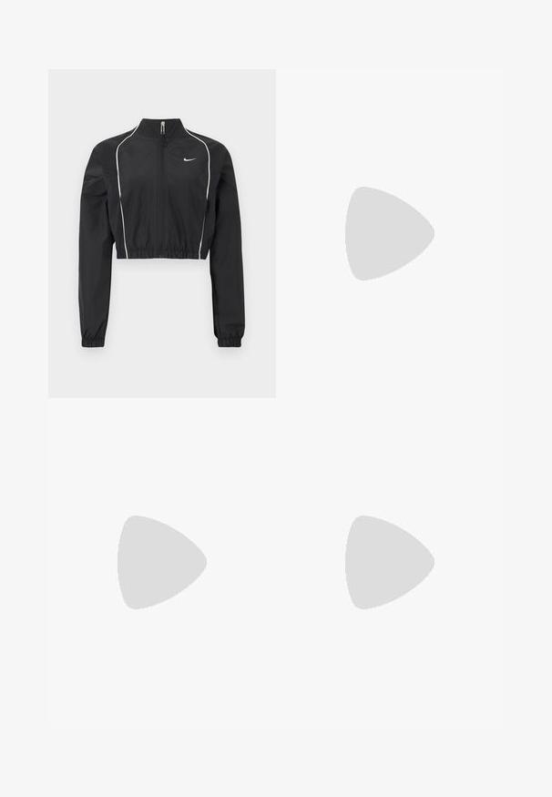Chaqueta negra corta hecha de tela ligera, con cremallera completa, cuello alto, puños elásticos y ribete blanco a lo largo de las costuras.; Top deportivo negro de manga larga y corto con franjas curvas blancas en los hombros y pequeño logotipo de Nike en blanco en el centro del pecho.; Pantalones deportivos Nike negros de ajuste holgado con cintura elástica y un sutil logo blanco de swoosh en el muslo izquierdo.; Zapatos deportivos negros y plateados con parte superior de malla y sintético, que presentan un diseño ondulante distintivo y un collar acolchado, con amortiguación de aire en la suela.