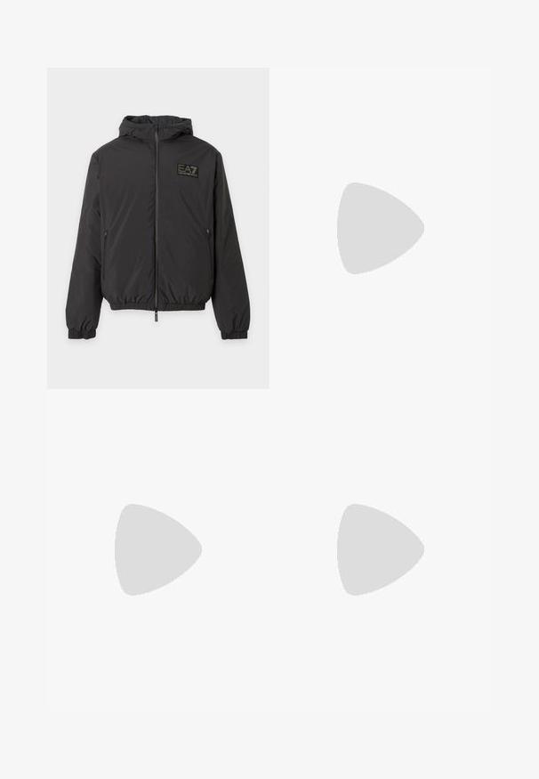 Čierna bunda s kapucňou, predným zipsom, elastickými manžetami a lemom, bočné vrecká na zips a logo EA7 Emporio Armani na hrudi.; Čierna mikina s kapucňou, ktorá má výrazné šedé grafické logo "EA7 Emporio Armani". Vyrobená z mäkkého materiálu s dlhými rukávmi a voľným strihom.; Čierne casual nohavice s elastickým pásom a manžetami, bočnými vreckami s chlopňou a malým bielym logom EA7 Emporio Armani na pravom stehne.; Čierne kožené tenisky s hladkým povrchom, okrúhlou špičkou a šnúrkami. Majú hrubú gumenú podrážku a minimálne značkové detaily.