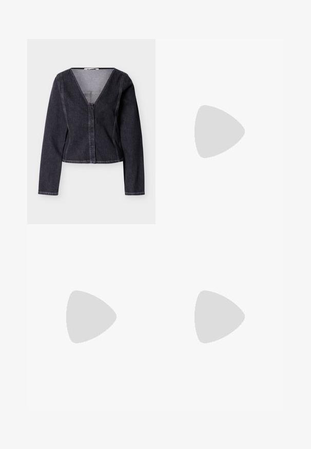 Dunkelblaue Jeansjacke in Cropped-Länge mit langen Ärmeln, V-Ausschnitt und Knopfleiste vorne. Verfügt über kontrastierende Nähte und eine figurbetonte Passform.; Langärmliges, figurbetontes, geripptes Top in Dunkellila mit rundem Ausschnitt und ohne sichtbare Knöpfe oder Muster.; Schwarze Jeans mit weitem Bein, Vordertaschen, Knopfverschluss und sichtbaren Nähten, präsentiert vor einem schlichten weißen Hintergrund.; Schwarzer Leder-Ankle-Boot mit spitzer Zehe und niedrigem Blockabsatz. Mit einem Seitenreißverschluss und minimalen Nähdetails für ein elegantes Design.