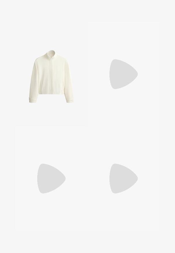 Weiße strukturierte Langarmjacke mit hohem Kragen, Frontreißverschluss, elastischem Bund und Manschettendetails.; Weißes Baumwoll-T-Shirt mit kurzen Ärmeln, rundem Ausschnitt, lockerer Passform, glatter Textur und einem kleinen Logetikett an der linken Seitennaht.; Schwarze Baumwollshorts mit elastischem Bund, im lässigen Schnitt und gerader Beinform. Glatte Textur ohne zusätzliche Muster oder Akzente.; Braune Ledersandale zum Hineinschlüpfen mit Quasten auf schwarzer Sohle, die über einem beigen Teppich in einem neutralen Innenraum schwebt.