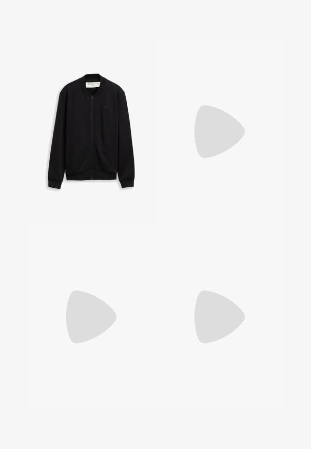 Zwarte zip-up sweat met lange mouwen, geribde boorden en een klein logo op de linkerborst, getoond tegen een witte achtergrond.; Witte katoenen T-shirt met een ronde halslijn, korte mouwen en een frontprint in zwart en blauw met de merknaam "Tom Tailor."; Slim-fit zwarte denim jeans met een zachte textuur, voorzakken en een ritssluiting. Versleten details nabij de dijen verbeteren het ontwerp.; Marine leren sneakers met witte rubberen zolen, ronde neus en zwarte veters. Subtiele texturen en branding aan de zijkanten. Casual ontwerp.