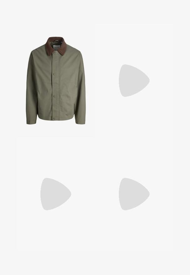 Veste olive verte à boutons avec col en velours côtelé brun, manches longues et boutons avant dissimulés.; Chemise à manches longues avec col classique, présentant un motif à carreaux beige et noir avec des lignes subtiles rouges et bleues.; Jean denim bleu à jambes droites avec poches avant, passants de ceinture et une fermeture à bouton sur un fond gris clair.; Mocassins en cuir noir avec une finition lisse, dotés d'une bande supérieure texturée, d'un talon bas et de détails de couture minimalistes.