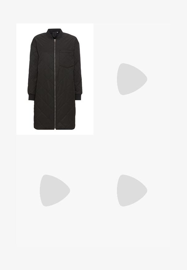Vero Moda VMNATALIE GA NOOS - Veste mi-saison - black; Haut à col roulé à manches longues blanc, fabriqué en tissu lisse et extensible. Il présente un col haut et une coupe ajustée, sans motifs ni embellissements visibles.; Pantalons en coton noir, conçus avec une coupe droite. Comprend cinq poches et une fermeture à bouton sur le devant. Texture lisse, détails de couture minimaux.; Bottines Chelsea en cuir noir avec panneaux élastiques sur les côtés, bout arrondi, semelle en caoutchouc épaisse et languette à l'arrière.