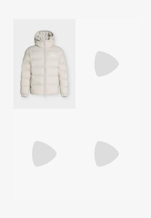 Lyse beige polstret jakke med hætte, frontlynlås, elastiske manchetter og lille hvid CK-logo på venstre brystside.; Mørkegrøn crewneck-sweatshirt lavet af bomuld med lange ærmer, ribbede manchetter og et lille hvidt logo på brystet. Glat tekstur.; Lyseblå denimjeans med lige ben, fem-lomme design og en falmet finish. Har knaplukning og bæltestropper.; Beige ruskinds sneakers med en hvid gummisål, der har en mørkegrøn hælaccent og subtil branding på siden.
