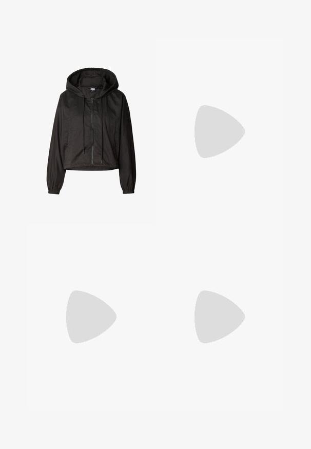 Veste légère noire à capuche avec fermeture éclair frontale, cordons de serrage, poignets élastiques et deux poches latérales, présentée sur fond blanc.; Haut cropped noir en tissu doux, doté d'une capuche avec cordon de serrage, de manches longues et de poignets côtelés, avec un design épuré et simple.; Leggings noires trois quarts en tissu extensible, avec une taille haute et sans motifs ni éléments visibles.; Baskets blanches épaisses avec semelle épaisse, fermeture à lacets sur le devant et cuir synthétique lisse avec des détails subtils de couture.