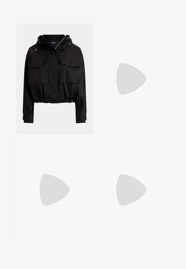 Chaqueta corta negra con cremallera frontal, capucha con cordón, dos bolsillos de solapa en el pecho y dobladillo y puños elásticos.; Pegador PALUMA OVERSIZED HOODIE - Sudadera - black; Pantalones cargo de un gris oscuro, hechos de una tela ligera, que cuentan con un cinturón de hebilla redonda, dos bolsillos laterales y dos bolsillos cargo.; Zapatillas deportivas negras con parte superior texturizada, diseño elegante, suela acolchada y cordones elásticos. Destacan por su suela exterior de goma gruesa y estratificada.