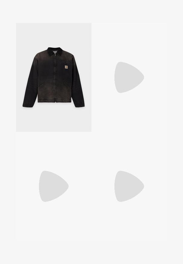 Veste de travail noire zippée avec col, deux poches basses à l'avant, une poche poitrine zippée et un petit patch logo carré sur la poitrine.; Chemise à manches longues à carreaux gris, bleu et blanc. Dispose d'un col boutonné et d'une poche poitrine gauche avec un patch logo.; Pantalons cargo larges beiges avec fermeture à bouton, dotés de poches latérales, fabriqués en coton robuste, avec une texture lisse et un design droit.; Botte de randonnée en cuir marron avec une finition lisse, cheville rembourrée, œillets en métal et semelle en caoutchouc dotée d'un motif de crampons robuste.