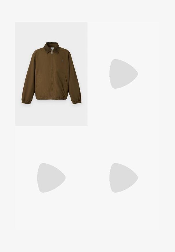 Brun lynlåsjakke med elastiske manchetter, to sidelommer og en mørk krave, vist mod en ensfarvet lys baggrund.; Ensfarvet lyserød t-shirt med korte ærmer og en brystlomme med et lille rektangulært Carhartt-logo.; Olivenfarvede bomulds cargo shorts med sidelommer, elastisk talje med snøre og guldhardware samt en blød, tekstureret overflade.; Brune læder ankelstøvle med metaløjer, hvid pelsforing, sort polstret krave, robust sål og præget logo på siden.