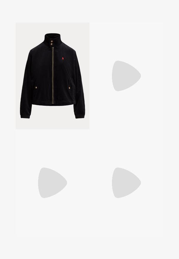 Zwarte corduroy jas met rits aan de voorkant, twee met knopen afsluitbare zakken, hoge kraag met twee knopen en klein rood geborduurd logo op de borst.; Roze poloshirt van katoen, met een klassieke kraag, drie knopen, korte mouwen en een klein marineblauw logo op de borst.; High waist blauwe spijkerbroek met uitlopende pijpen en lichte vervaging aan de voorkant van het bovenbeen, getoond tegen een witte achtergrond.; Witte lage sneaker met veters aan de voorkant, suède en leren panelen, en een lichtbruine rubberen zool op een witte achtergrond.