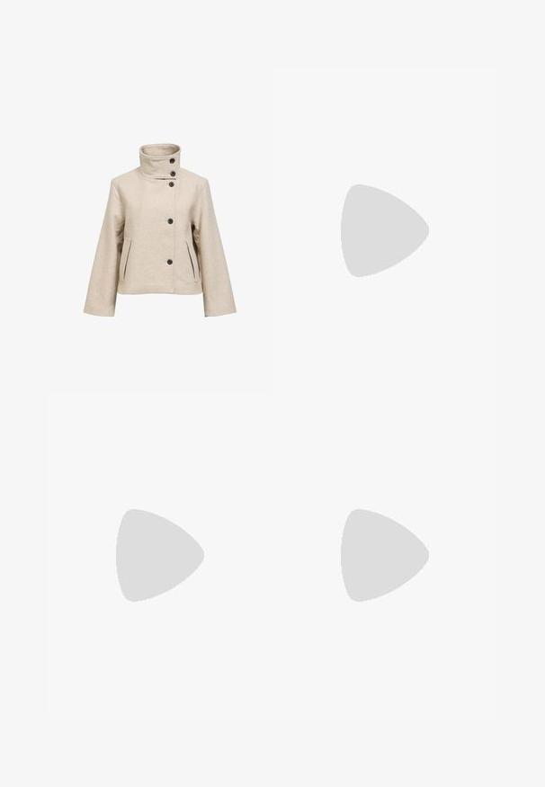 Beige uldjakke med højstående krave, asymmetrisk knaplukning, lange ærmer og to forlommer.; Langærmet, knappet skjorte i lysebeige fløjl med krave, enkelt brystlomme og ribbet tekstur. Knappedetaljer i træ.; Beige kordfløjs bukser med vide ben og lodrette striber, med to forlommer og en enkelt knaplukning. Blød tekstur og afslappet pasform.; Ben iført mørke ribbede leggings kombineret med sorte balletsko med små sløjfedetaljer på hvid baggrund.