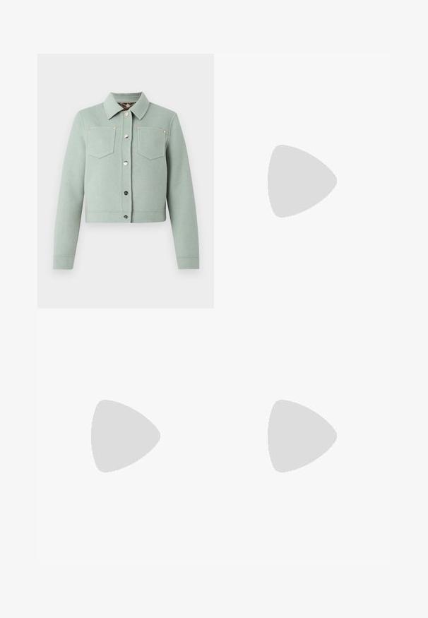 Hellgrüne, kurze Jacke mit langen Ärmeln, zwei vorderen Brusttaschen, einem Kragen und silberfarbenen Druckknöpfen in der Mitte.; Hellrosa T-Shirt mit kurzen Raglanärmeln und Rundhalsausschnitt, vor schlichtem grauem Hintergrund dargestellt.; Beige Hosen mit weitem Bein, elastischem Bund und vorderen Falten, aus glattem, glänzendem Stoff.; Weiße Sportschuhe mit Netzobermaterial, strukturiertem Design und gepolstertem Kragen. Merkmale sind ein grünes Logo an der Seite und eine gepolsterte Sohle für Komfort.