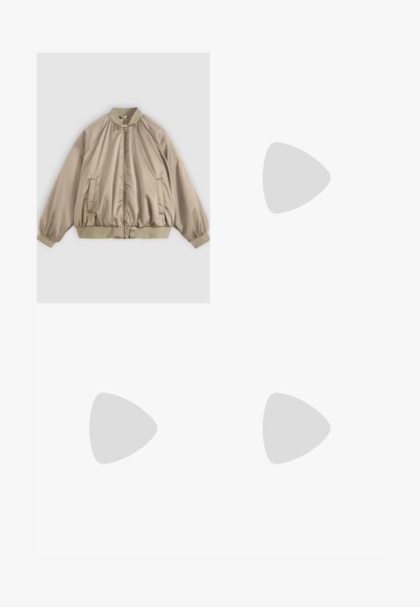 Veste bomber beige en satin avec fermeture éclair devant, col, poignets et ourlet côtelés, et deux poches latérales verticales.; Sweat à capuche beige à enfiler avec poche kangourou à l'avant, poignets et ourlet côtelés, et texte brodé subtil sur la poitrine gauche.; Jeune femme aux longs cheveux bouclés roux portant un haut sans manches en tricot beige, un pantalon large kaki, des tongs, un sac à bandoulière et des bracelets.; Baskets blanches épaisses avec semelle texturée épaisse, panneaux en mesh, laçage à l'avant et languette au talon sur un fond neutre.