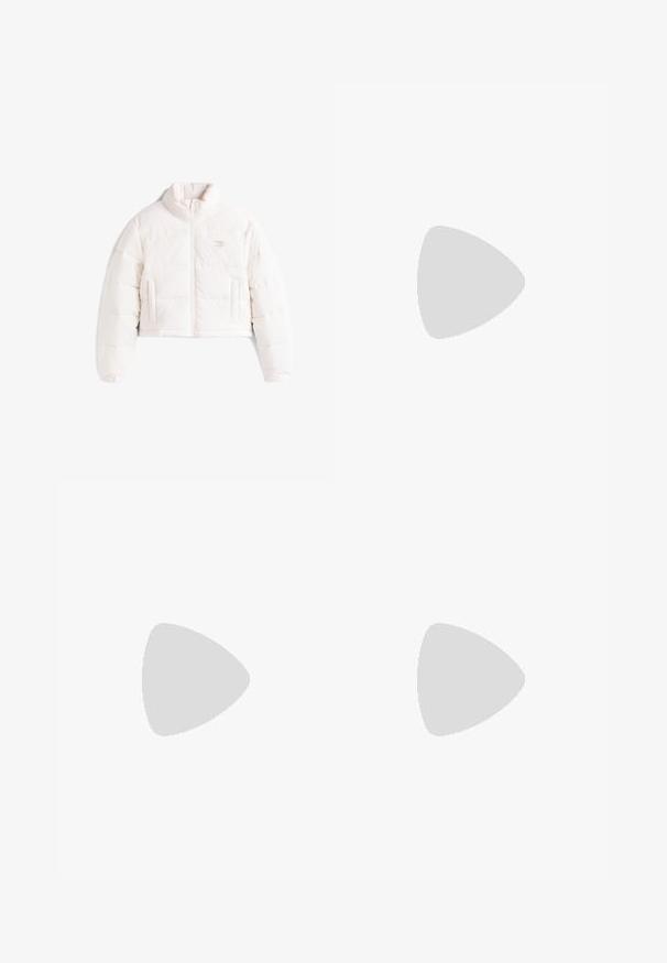 Biela krátka vatovaná bunda s vysokým golierom, predným zipsom a dvoma bočnými vreckami na bielom pozadí.; Copenhagen Muse COLIN PULLOVER - Svetrík - light grey; Dlhý rukáv zeleno-hnědá maskáčová kordurová koženka s golierom, zapínaním na gombíky a dvoma náprsními vreckami so klopou.; Tommy Hilfiger Členkové čižmy na vysokom opätku - black