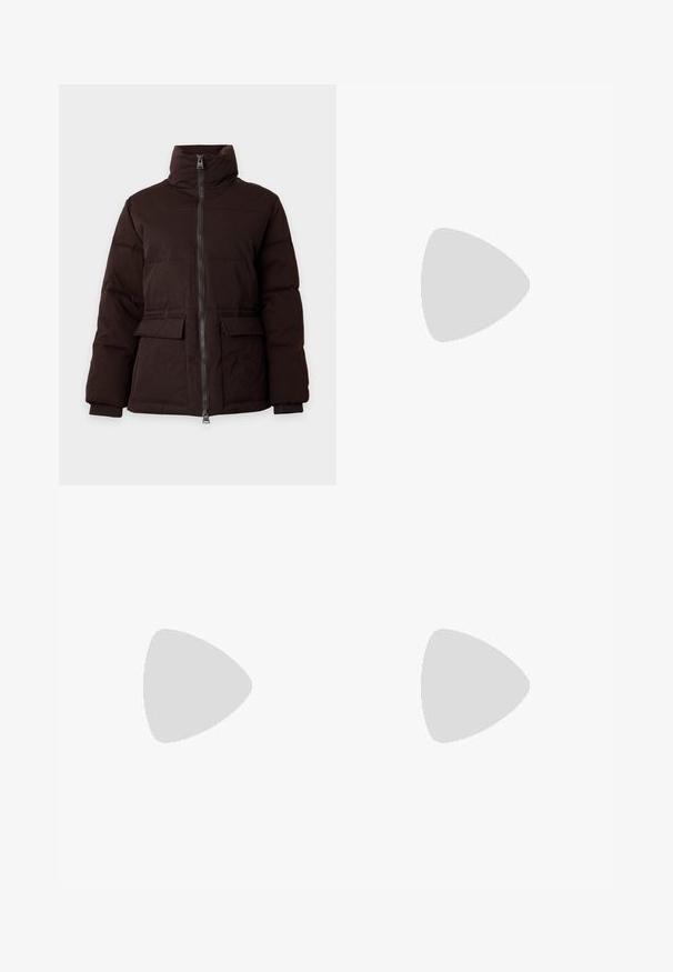 Veste matelassée marron foncé avec col montant, fermeture éclair frontale, deux poches à rabat et poignets côtelés sur un fond clair uni.; Pull à manches longues gris foncé à col rond, fabriqué en tissu tricoté doux et duveteux avec une coupe régulière.; Jean noir taille haute avec fermeture bouton et fermeture éclair, poches avant, passants de ceinture et jambes larges évasées.; Baskets en daim et cuir noir avec un swoosh latéral crème et un talon crème clair. Dotées de lacets beige et d'une semelle en caoutchouc gomme.