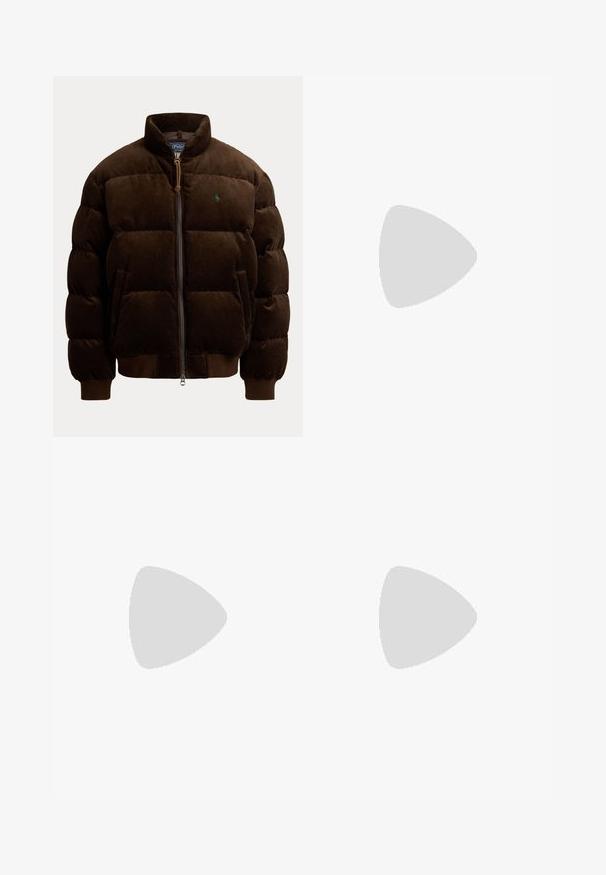 Dunkelbraune gesteppte Jacke mit hohem Kragen, Reißverschluss vorne, Seitentaschen, gerippten Bündchen und Saum sowie kleinem grünem besticktem Logo auf der Brust.; Gestreiftes Polohemd mit langen Ärmeln in Schwarz und Grau, einem weißen Kragen und einem kleinen Logoakzent am unteren Saum. Weiches Baumwollmaterial.; Dunkel indigoblaue Jeans mit geradem Bein, fünf Taschen, Knopf- und Reißverschluss und kontrastierenden orangen Nähten auf einfarbigem Hintergrund.; Brauner Wildleder-Sneaker mit weißen Schnürsenkeln und Ferse, Gummisohle und goldenem Ralph Lauren Pferdelogo an der Seite.