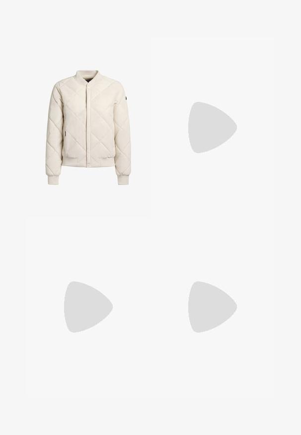 Quilted bomberjakke i lys beige, med trykknaplukning, ribbede manchetter og en struktureret krave med diskret brandingdetalje.; Enkelt off-white kortærmet T-shirt med rund halsudskæring, vist mod en neutral lysegrå baggrund.; Sorte denim jeans med lige ben-design, der har fem lommer, lukning med knap foran og syninger langs sømmene.; Beige snørestøvle til anklen med tyk rillede sål og tekstureret sidepanel, der viser mærkeetiketten og trækskiven bagpå.