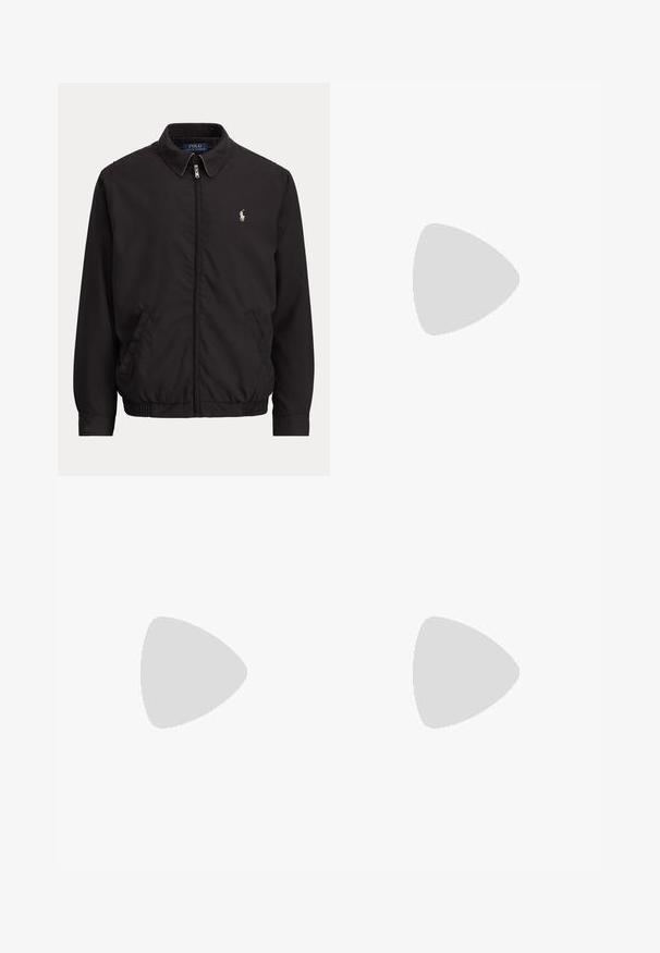 Schwarze Zip-Up-Jacke mit Kragen, Seitentaschen, elastischem Saum und kleinem weißem Polo Ralph Lauren Logo auf der linken Brust.; Schwarzes langärmeliges Hemd mit Knöpfen, geknöpftem Kragen und rotem, gesticktem Logo auf der linken Brust.; Dunkelblaue Denim-Jeans mit fünf Taschen, Knopf- und Reißverschluss sowie sichtbaren goldenen Nähten, flach auf hellem Hintergrund dargestellt.; Weißer Sneaker mit niedrigem Schaft, beige Fersenlasche, weißen Schnürsenkeln und kleinem, besticktem Polospieler-Logo an der Seite über einer dicken Sohle.