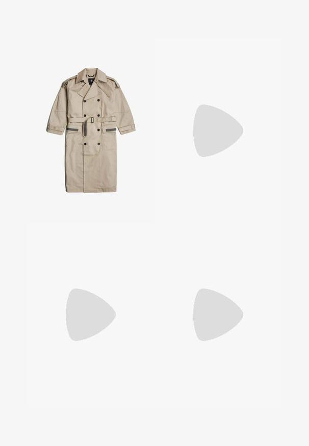 Beiger doppeltreihiger Trenchcoat mit Gürtel, Schulterklappen, zwei vorderen Taschen und schwarzen Knöpfen, flach auf weißem Hintergrund gelegt.; Beige gestrickter Pullover mit Rundhalsausschnitt, langen Ärmeln und geripptem Saum. Texturierter Stoff mit weicher Optik. Einfaches und vielseitiges Design.; Helle graue Jeans aus Denim mit geradem Bein, ausgestattet mit zwei vorderen Taschen, einem Knopfverschluss und subtilen Abnutzungen für Struktur.; Weiße Leder-Sneaker mit einer dicken, strukturierten Gummisohle, ausgestattet mit Schnürverschluss und Nahtdetails. Rund zulaufende Zehenkappe und unterstützendes Design für den Knöchel.