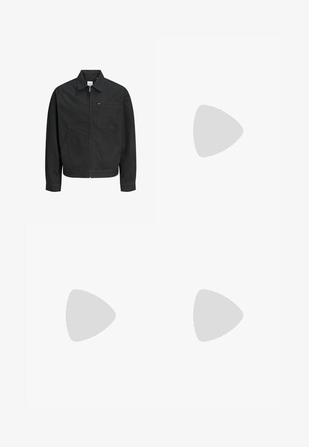 Schwarze Freizeitjacke mit Frontreißverschluss, Kragen, zwei Seitentaschen und einer Reißverschlusstasche auf der Brust, dargestellt vor einem weißen Hintergrund.; Weißes ärmelloses Tanktop aus geripptem Baumwollmaterial. Hat einen gerundeten Ausschnitt und eine glatte Textur. Das Etikett trägt die Aufschrift "PULL&BEAR."; Schwarze gerade Jeans aus Denim mit einem Knopfverschluss am Bund, fünf Taschen und einem minimalistischen Design ohne sichtbare Muster.; Schwarzer Leder-Slipper mit dicker Gummisohle und klassischem Penny-Detail an der Riemen, von der Außenseite gezeigt.