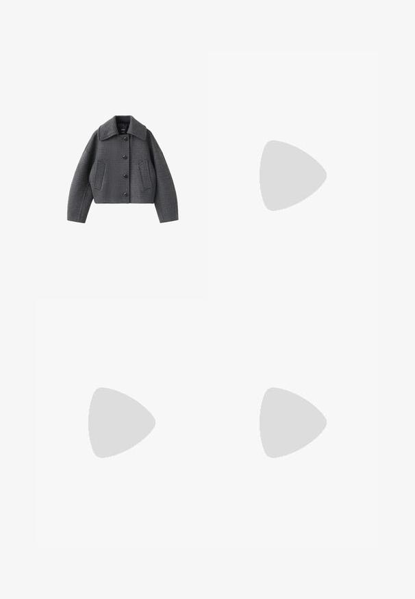 Donkergrijze geruite knoopjas met grote kraag en twee voorzakken, plat gelegd op een witte achtergrond.; Wit overhemd met lange mouwen, kraag, licht getailleerde taille en met knopen gesloten manchetten, getoond op een witte achtergrond.; Zwarte wijde broek met riemlussen, knoop aan de voorkant en rits, plat neergelegd op een witte achtergrond.; Zilverkleurige metallic ballerina met een ronde neus, strikdetail op de neus en een lage houten hak. Zachte textuur en slank ontwerp.