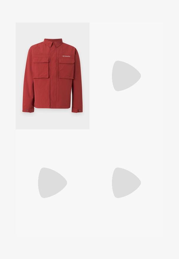 Rote Columbia-Jacke mit zwei großen aufgesetzten Taschen vorne, knopfähnlichen Manschetten und Stehkragen, flach auf hellem Hintergrund liegend.; Schwarzes Baumwoll-T-Shirt mit einem bunten Grafikdruck, der eine Ananas und Kirschen zeigt. Der Text lautet "Stance Community Run Club." Mit kurzen Ärmeln.; Olivgrüne, gerade geschnittene Hose mit aufgesetzten Taschen vorne, Gürtelschlaufen, Knopfverschluss und sichtbaren Nahtdetails.; Schwarze Leder-Ankle-Boots mit goldenen Ösen, braunen Akzenten und einer Gummisohle. Verfügt über einen gepolsterten Schaft und ein geprägtes Logo an der Seite.