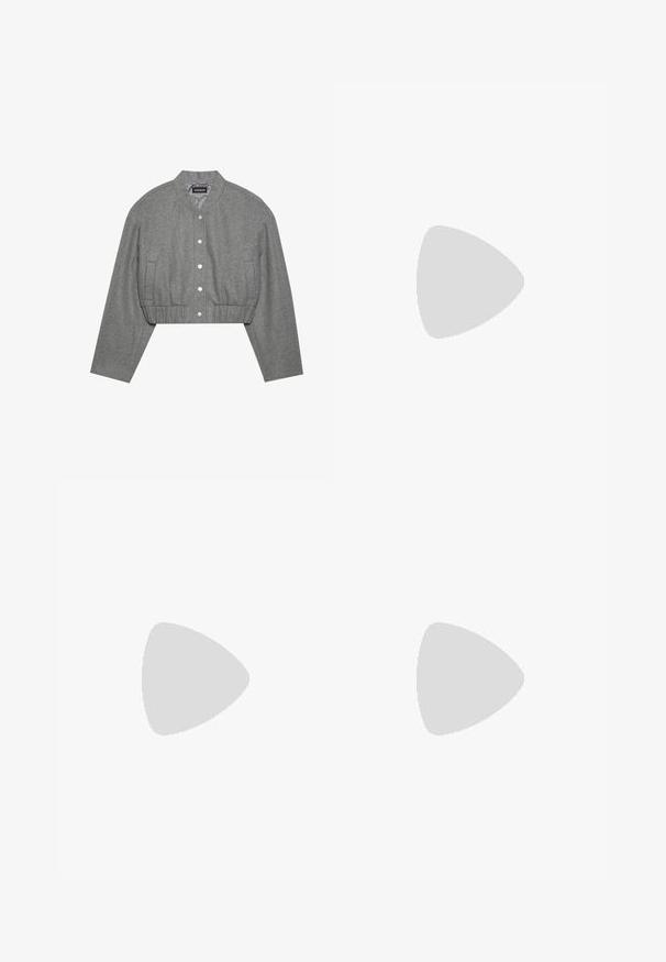Beskaaret grå jakke med rund krave, trykknaplukning foran og elastisk talje. Har to sidelommer og et tekstureret stof.; Sort cropped t-shirt lavet af solid bomuld, med korte ærmer og rund halsudskæring, med et glat og enkelt design.; Plisseret midi-nederdel i dæmpet grøn, lavet af glat stof. Har en elastisk talje og falder til midt på læggen med jævnt fordelte lodrette plisseringer.; Knæhøje sorte læder stiletto støvler med spids tå og glat tekstur, der har et slankt design og minimal syning.