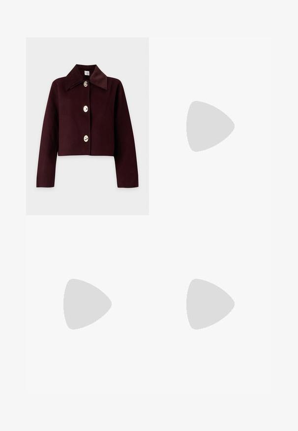 Mørk bordeaux kropsnær jakke med lange ærmer, bred manchet i ribstof og tre store metal knapper foran.; Langærmet, dyb bordeauxfarvet strikket sweater med bred V-hals og flad krave, tætsiddende silhuet mod en hvid baggrund.; Bordeaux vide bukser med høj talje, metal knaplukning, forlommer og et glat, let tekstureret stof.; Sort læder herre loafer med penny-rem og detaljeret syning langs den afrundede tå, flad sål og lav hæl.