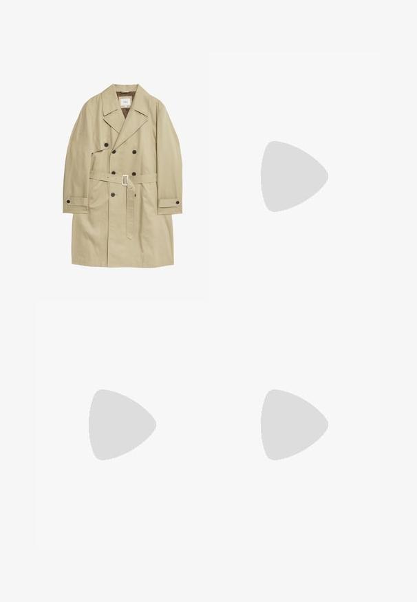 Marks & Spencer Gabardina - light beige; Jersey de punto beige con texto verde en cursiva. Cuello y puños acanalados, corte relajado, con una textura suave.; Pantalones cargo de pierna ancha en color beige con cierre de botón, que cuentan con bolsillos laterales, fabricados en resistente tejido de algodón, con textura suave y diseño de corte recto.; Bota de tobillo de cuero marrón con cuello negro, cordones amarillos y suela beige. Presenta un logotipo y detalles de costura blanca. Suela exterior con tracción robusta.