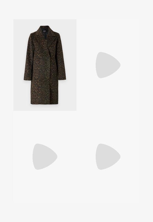 Leopardmønstret frakke i nuancer af grøn og brun, med en klippet krave, lange ærmer og en afslappet pasform. Blødt tekstureret stof.; Mørkebrun crewneck-trøje lavet af et blødt, tekstureret materiale. Har lange ærmer og en afslappet pasform med let fnugget overflade.; Bordeaux læder brede bukser med en glat tekstur, der har en frontlukning med knap, bæltestropper og to sidelommer.; Sorte læder støvler til knæene med firkantet tå og blokhælc. Har en sidezipper og glat tekstur.