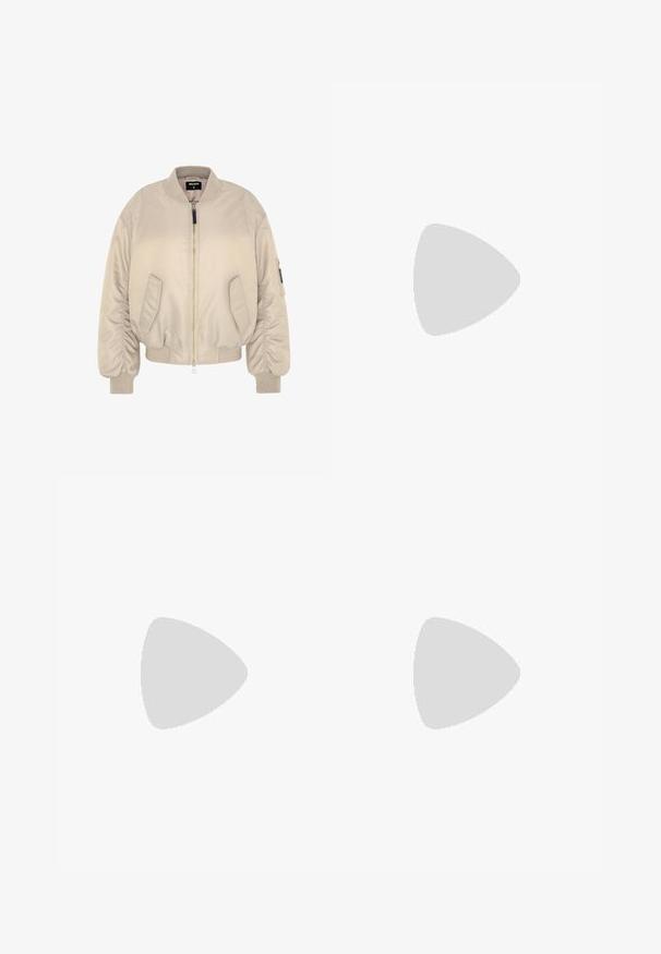 Beige bomber jacket with a zipper closure, ribbed cuffs and hem, and two side pockets. Smooth fabric with a slightly padded texture.; Valkoinen pitkähihainen poolopaita, joka on valmistettu kevyestä, hieman pintakuvioidusta kankaasta. Ominaisuuksiin kuuluu istuva muotoilu, saumattomat olkapäät ja korkea kaulus.; Burgundy collegehousut, joissa on elastinen vyötärö, sivutaskut ja kapeat lahkeet. Huomattava logo painettuna vaaleanpunaisena vasemmalle puolelle.; Vaaleanpunaiset mokkasaappaat nilkkapituisina, joissa on litteä pohja, ommeltuja yksityiskohtia ja vetoketju yksinkertaisella vaaleanharmaalla taustalla, sivuprofiilikuva.