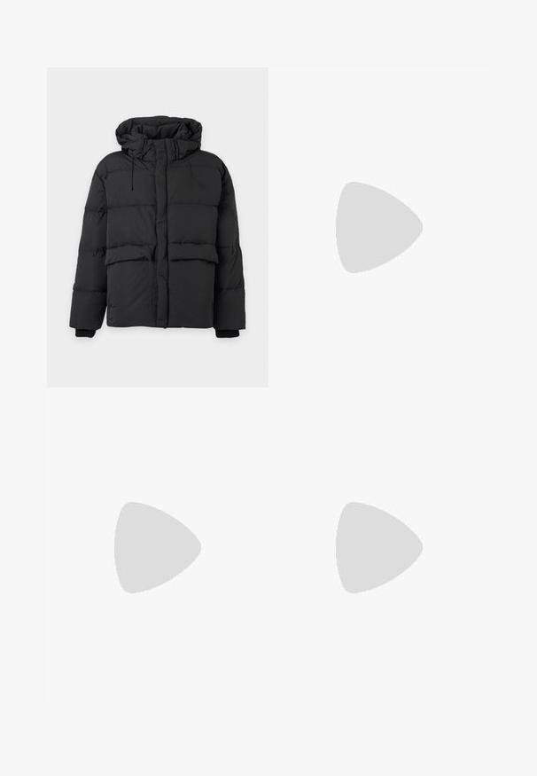 Schwarze wattierte Winterjacke mit großer Kapuze, Frontreißverschluss unter einer Blende verborgen, zwei Fronttaschen und langen Ärmeln mit Rippbündchen.; Hellgrauer Strickpullover mit Kragen. Verfügt über schwarze, bestickte Buchstaben auf der Brust und den Ärmeln sowie einen gerippten Saum und Bündchen.; Weit geschnittene, ausgewaschene schwarze Jeans aus Denim mit Vordertaschen und Knopfverschluss, flach auf einem hellen Hintergrund liegend dargestellt.; Brauner Strickwesten über einem schwarzen T-Shirt, kombiniert mit braunen weiten Hosen und schwarzen klobigen Schuhen, auf einem Holzschemel sitzend.