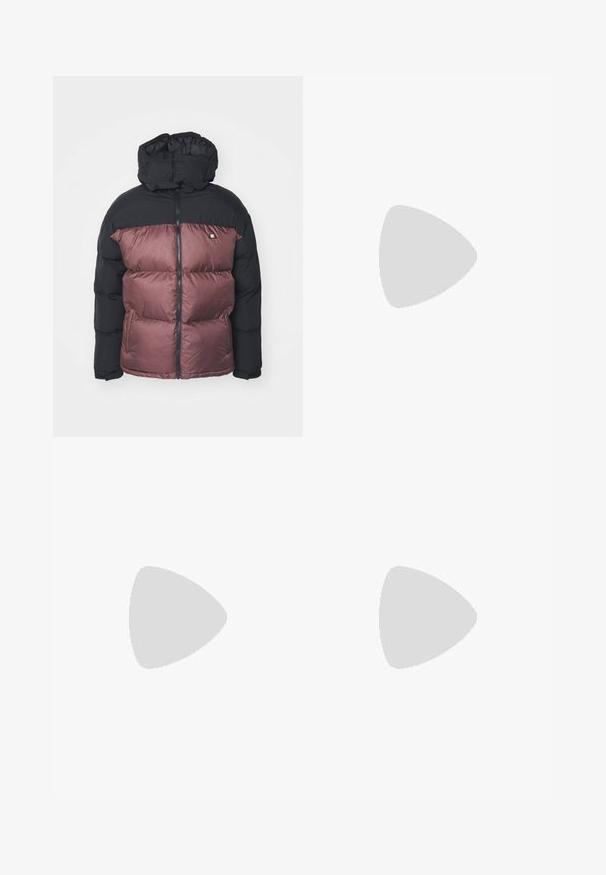 Chaqueta tipo puffer que presenta una sección superior negra y una mitad inferior color marrón burdeos, con un cuello alto, cierre de cremallera y detalle de logo en el pecho.; Polo negro de manga larga con un patrón texturizado, cuello blanco en contraste y etiqueta del logo de Nike en el lado inferior izquierdo.; Pantalones ligeros color beige con cintura elástica y cordón de ajuste. Presentan pliegues y un corte holgado, elaborados con una tela suave y lisa.; Zapatillas deportivas negras con parte superior de tela texturizada, mediopie blanca, cordones negros y suela de goma, combinadas con jeans de pierna ancha grises.
