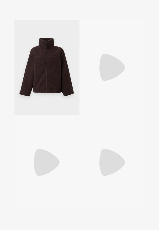 Mørkebrun fleecejakke med fuld lynlås foran, høj krave og lange ærmer, vist på ensartet lys baggrund.; Vero Moda Tall VMHAPPINESS ROLLNECK  - Striktrøje - oatmeal; Mørkebrune højtaljede jeans med knap- og lynlås lukning, forlommer og vidde i benene på en ensfarvet lys baggrund.; Brun patentlæder balletflade med firkantet tå og strop med en lille guldbuckle. Glat tekstur, lav hæl og minimalistisk design.