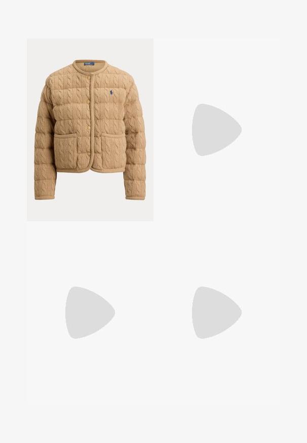 Beige kabelstrikket polstret jakke med rund hals, trykknapper, to forlommer og lille blåt broderet logo på venstre bryst.; Mørkebrunt langærmet ribstrikket polotrøje med tætsiddende silhuet og lille logo nær den nederste kant foran på venstre side.; Brune, flagrende bukser i blød fløjl, med lynlås og knaplukning, samt forlommer og en glat overflade.; Lysebrune ruskindsneakers med lav profil, cremefarvede detaljer, snørelukning og gummiydersål. Har en lille logo på siden.