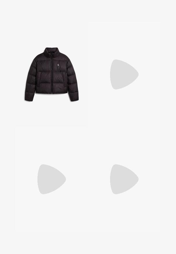 Doudoune noire avec col montant, fermeture éclair à l'avant, poches latérales et petit logo blanc "cK" sur le côté gauche de la poitrine.; Pull à col roulé côtelé gris clair à manches longues avec un petit écusson du logo CK rouge et blanc près de l'ourlet inférieur.; Pantalons en denim blancs taille haute avec une coupe ample. Dotés d'une fermeture à bouton, de poches latérales et d'un design minimaliste. Texture lisse.; Bottine en cuir noir à bout pointu et petit talon kitten, présentée en angle devant un sol poli et un mur en blocs de verre.